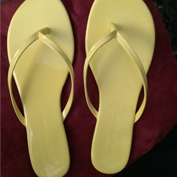 Yellow flip flops…New in Box… - Picture 1 of 2
